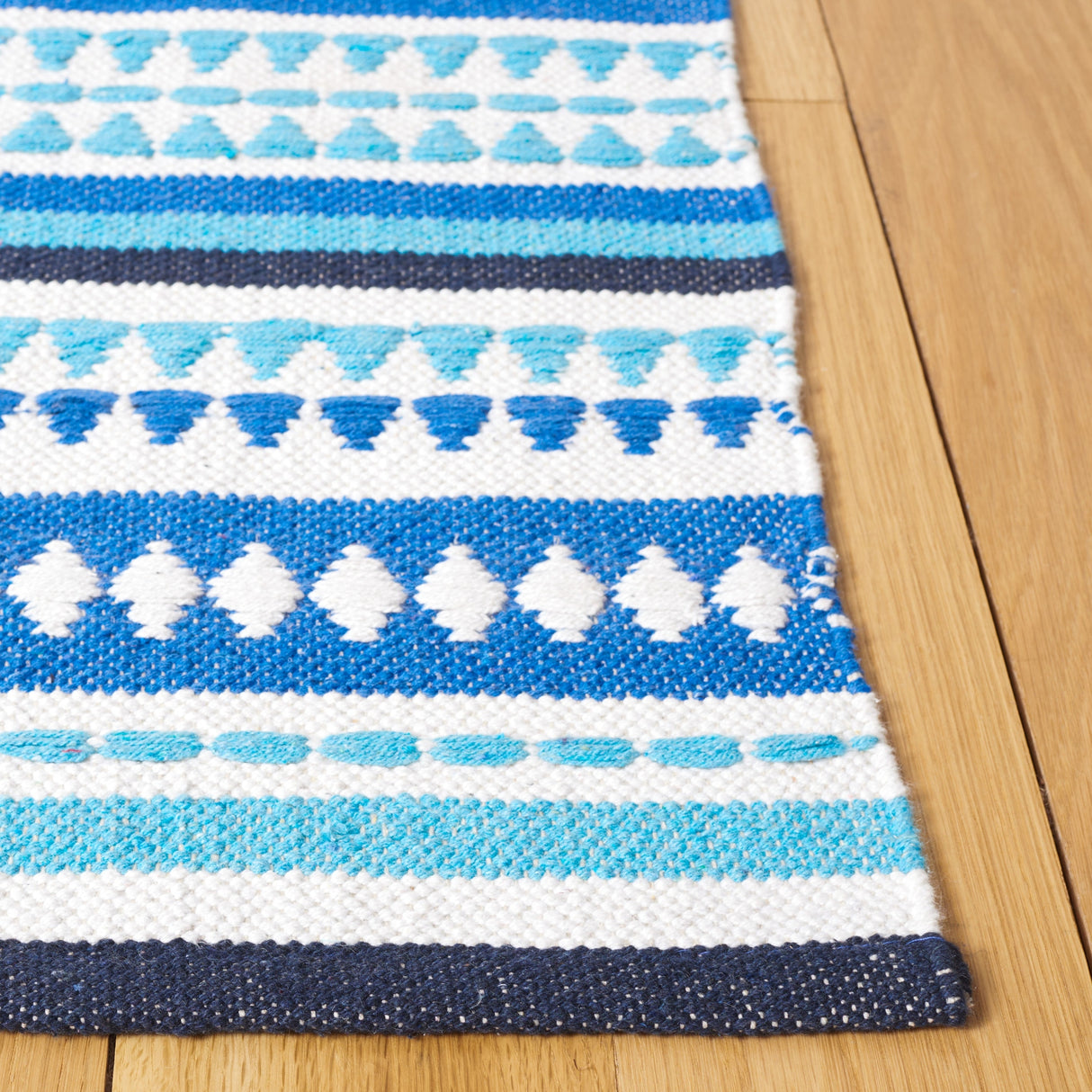 Safavieh Montauk Mtk451M Blue/Ivory Rug.