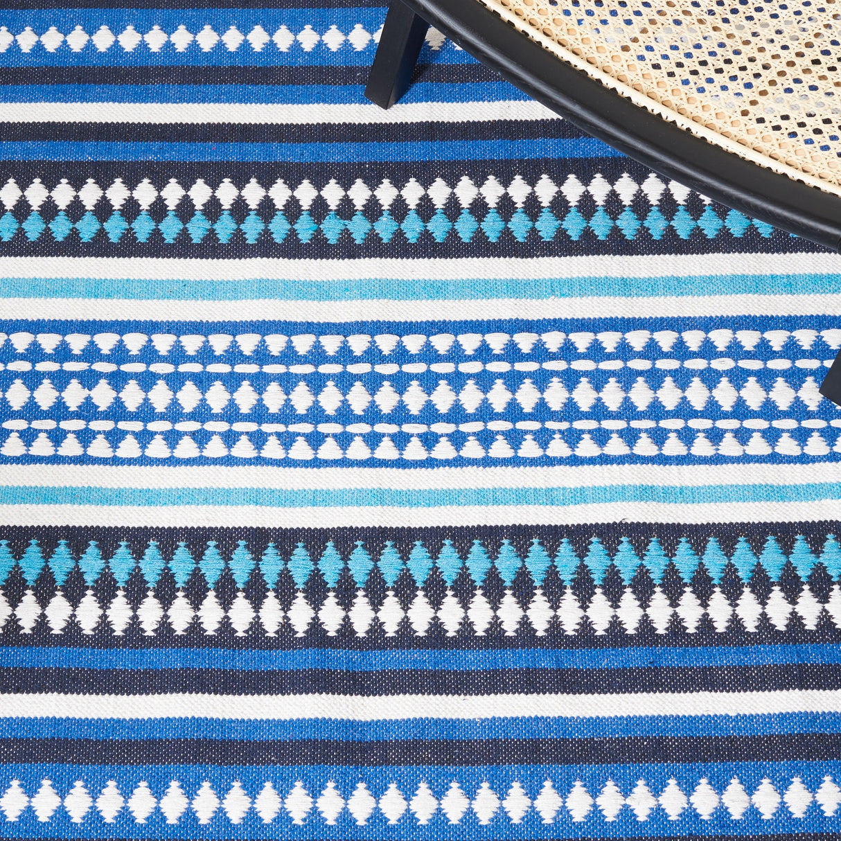 Safavieh Montauk Mtk451M Blue/Ivory Rug.