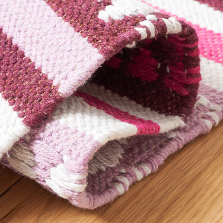 Safavieh Montauk Mtk451R Pink/Ivory Rug.