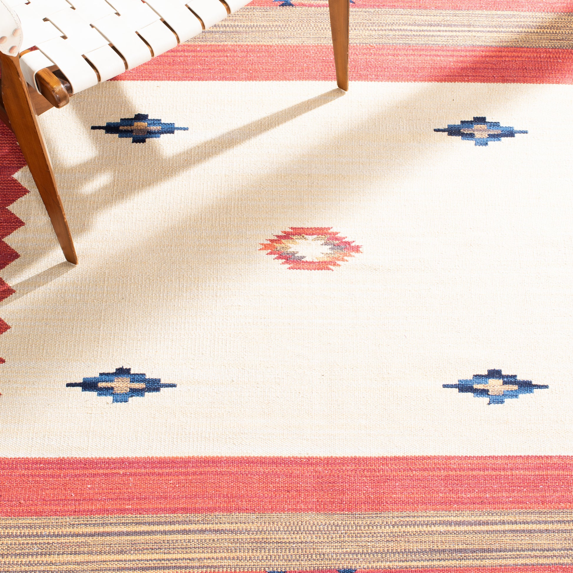 Safavieh Montauk Mtk552A Blue/Red Area Rug