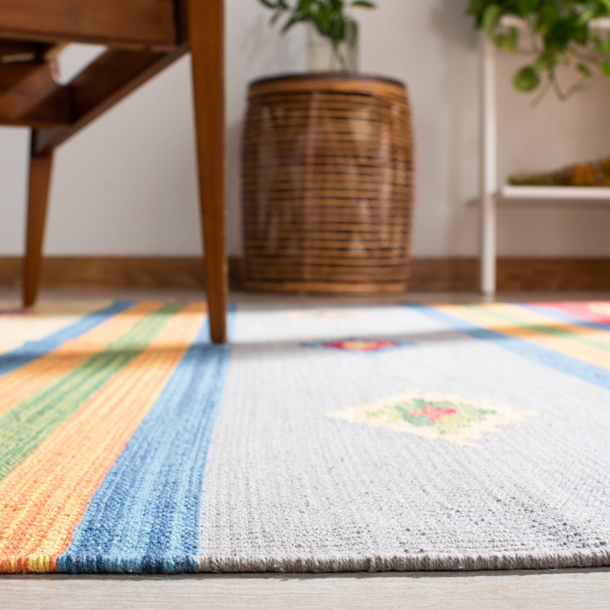 Safavieh Montauk Mtk555M Blue/Red Rugs.