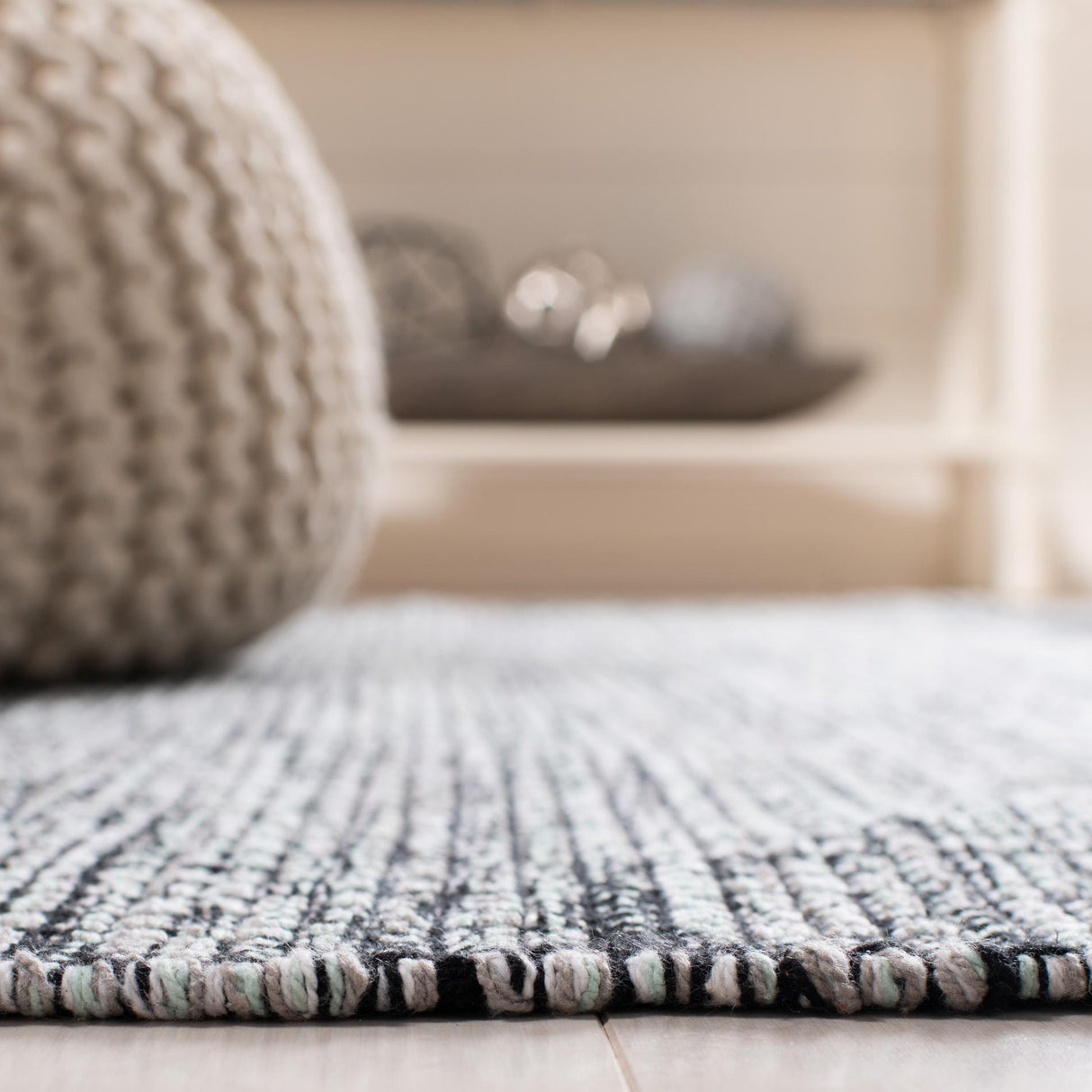 Safavieh Montauk Mtk620Y Light Green/Black Rugs.