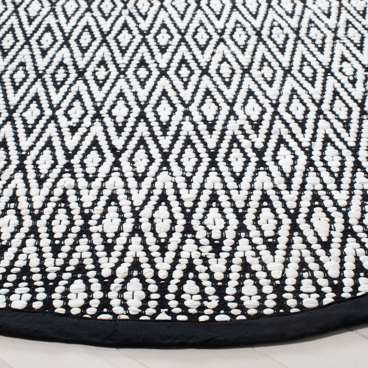 Safavieh Montauk Mtk621A Ivory/Black Rugs.