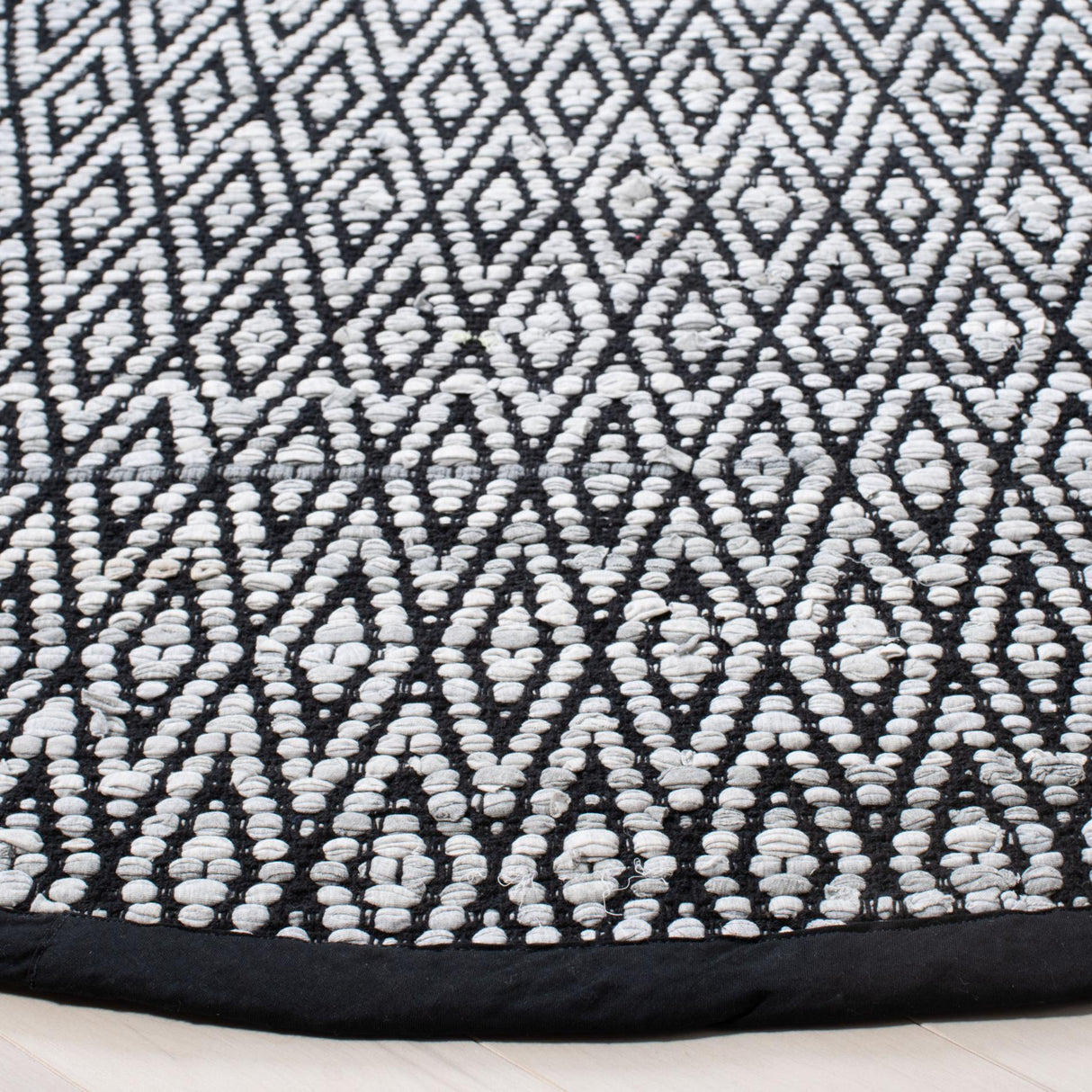Safavieh Montauk Mtk621F Grey/Black Rugs.