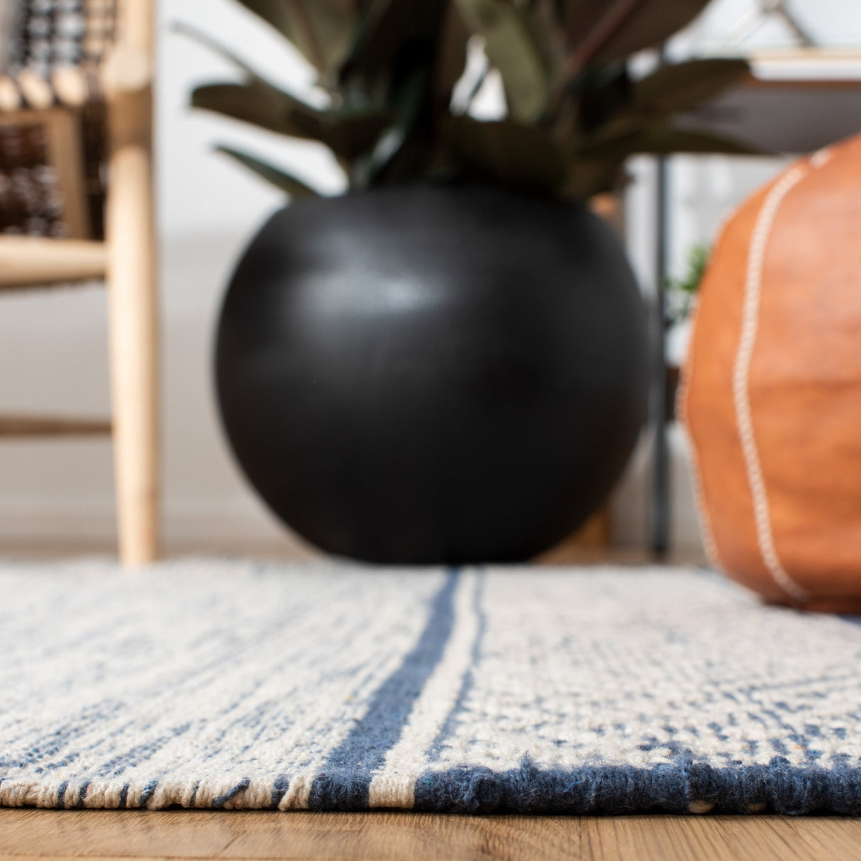 Safavieh Montauk Mtk651N Ivory/Navy Rugs.