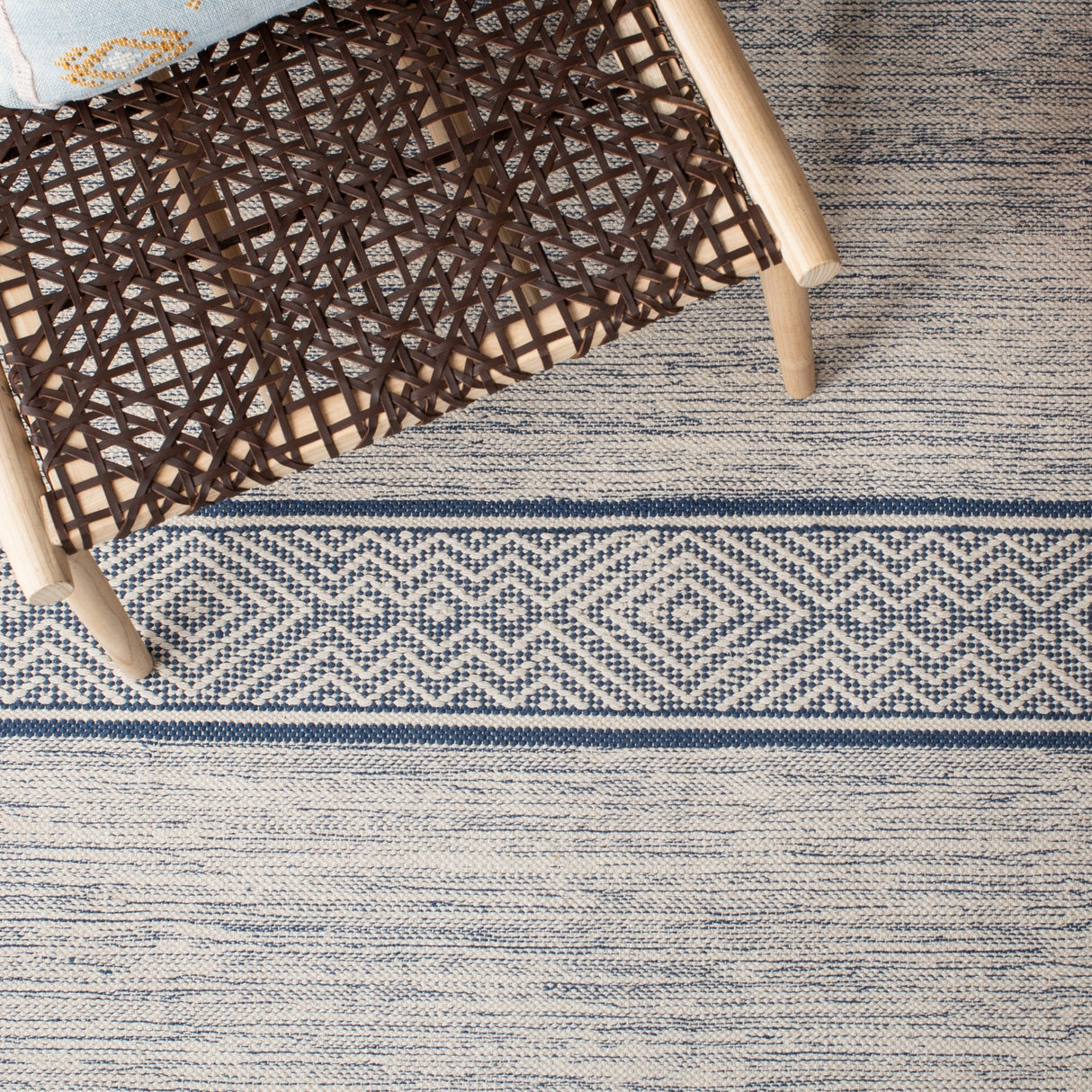 Safavieh Montauk Mtk651N Ivory/Navy Rugs.