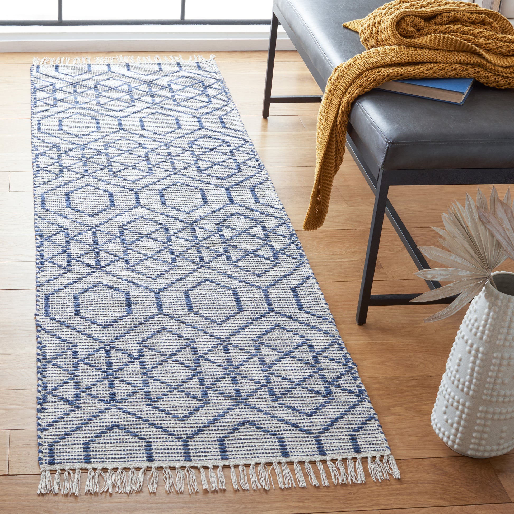 Safavieh Montauk Mtk652N Navy/Beige Area Rug