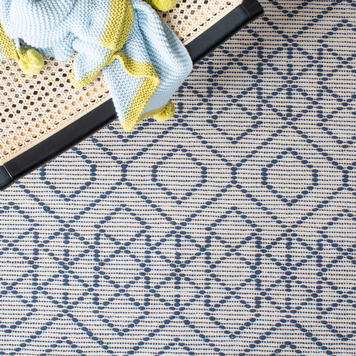 Safavieh Montauk Mtk652N Navy/Beige Rugs.