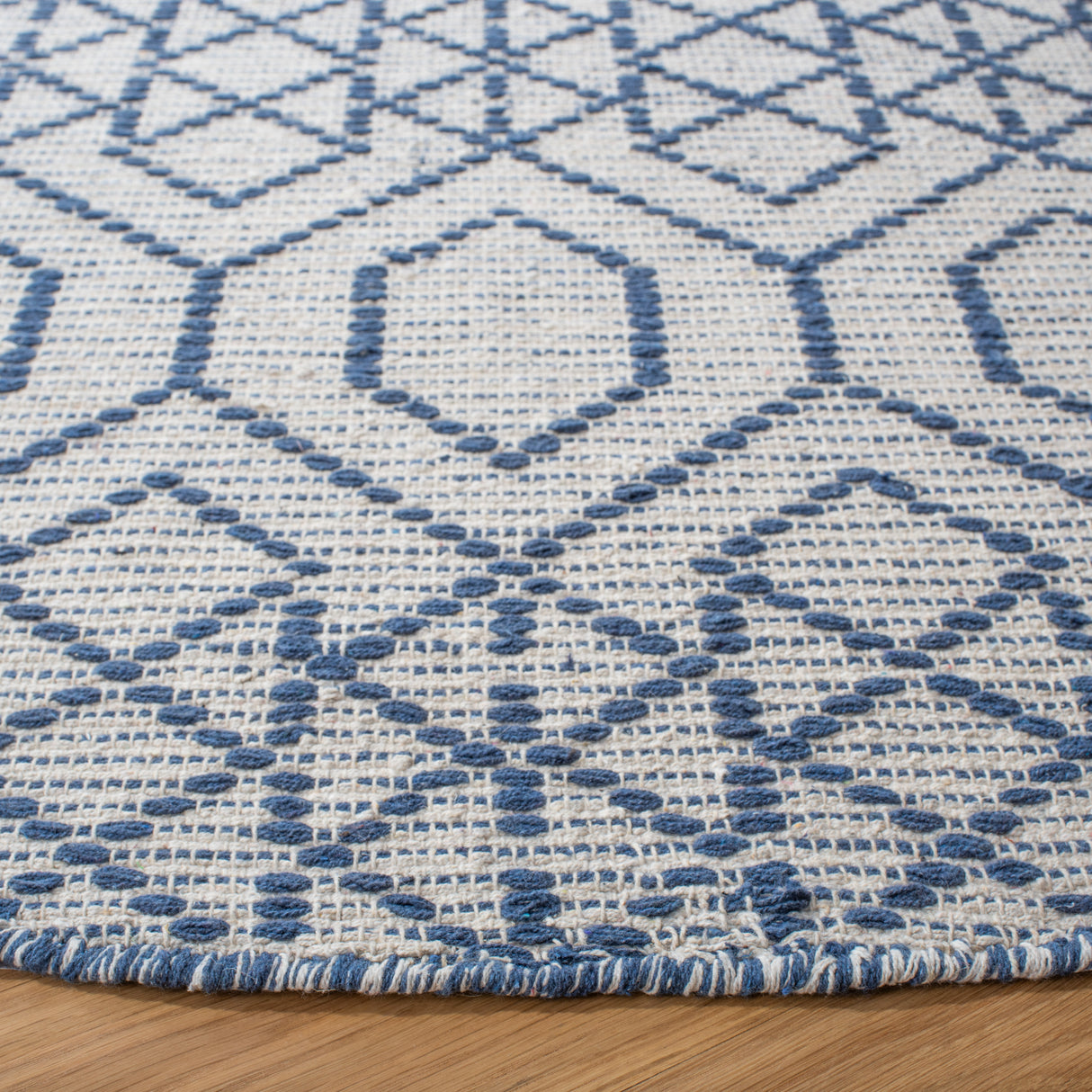 Safavieh Montauk Mtk652N Navy/Beige Rugs.