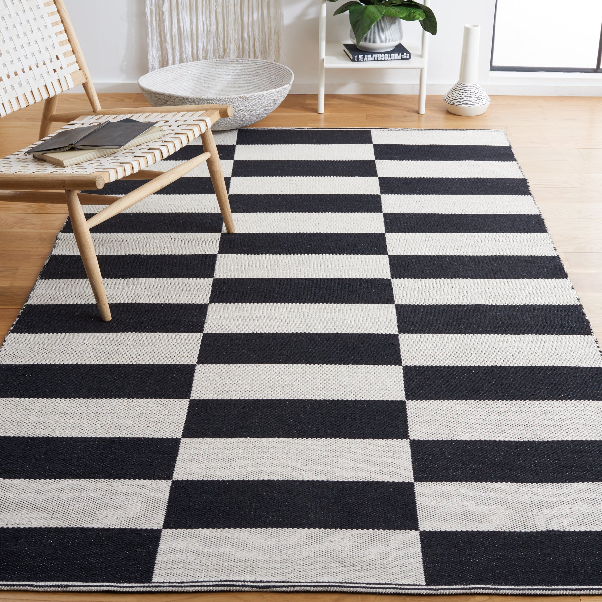 Safavieh Montauk Mtk705Z Black/Ivory Area Rug