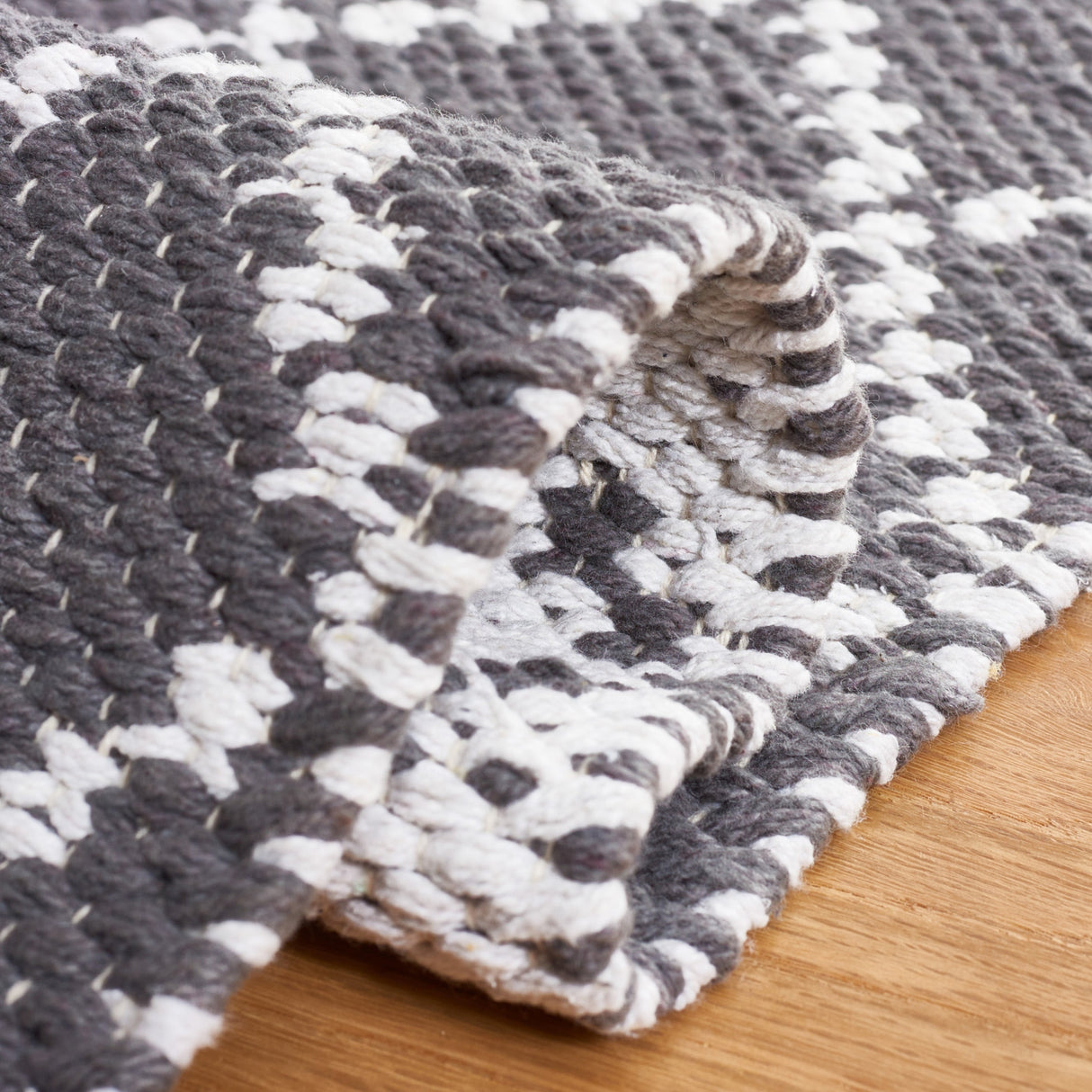 Safavieh Montauk Mtk706H Black/Ivory Rug.