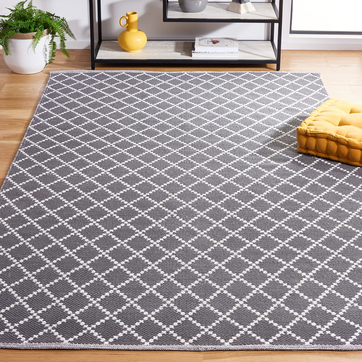 Safavieh Montauk Mtk706H Black/Ivory Rug.