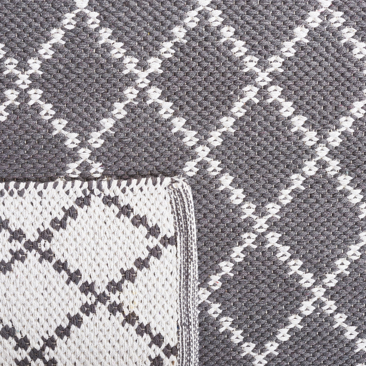Safavieh Montauk Mtk706H Black/Ivory Rug.