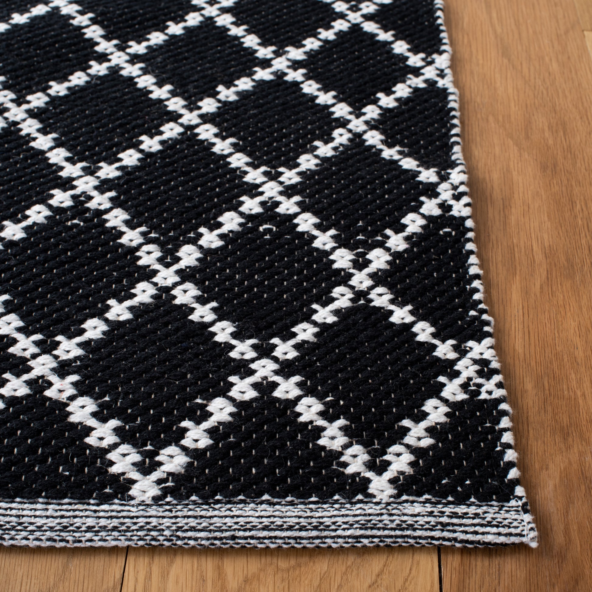 Safavieh Montauk Mtk706Z Black/Ivory Area Rug