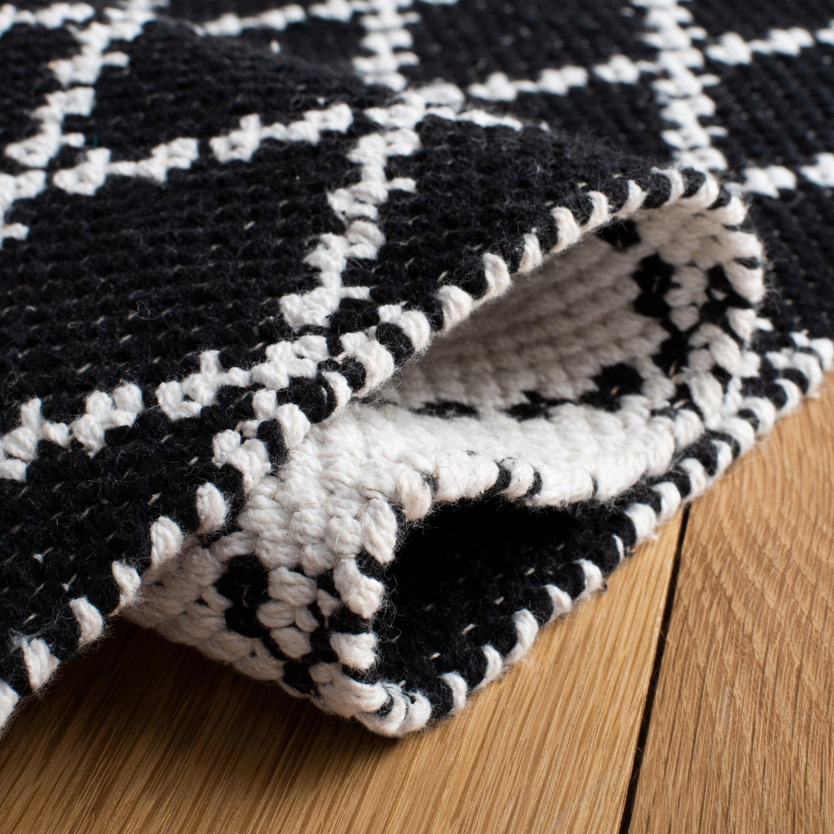 Safavieh Montauk Mtk706Z Black/Ivory Rug.