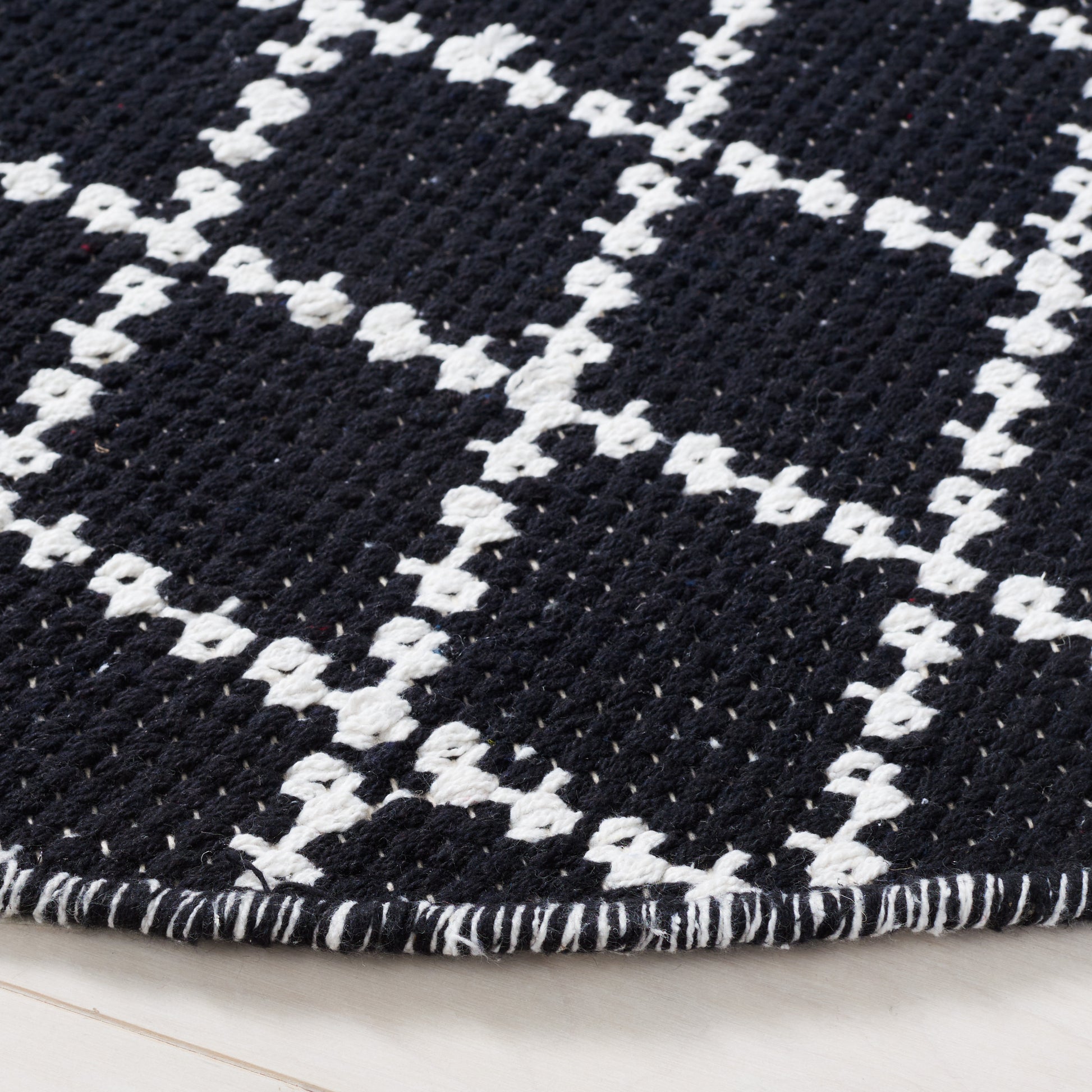 Safavieh Montauk Mtk706Z Black/Ivory Area Rug