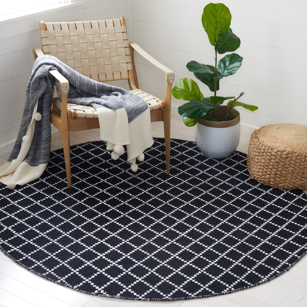 Safavieh Montauk Mtk706Z Black/Ivory Rug.