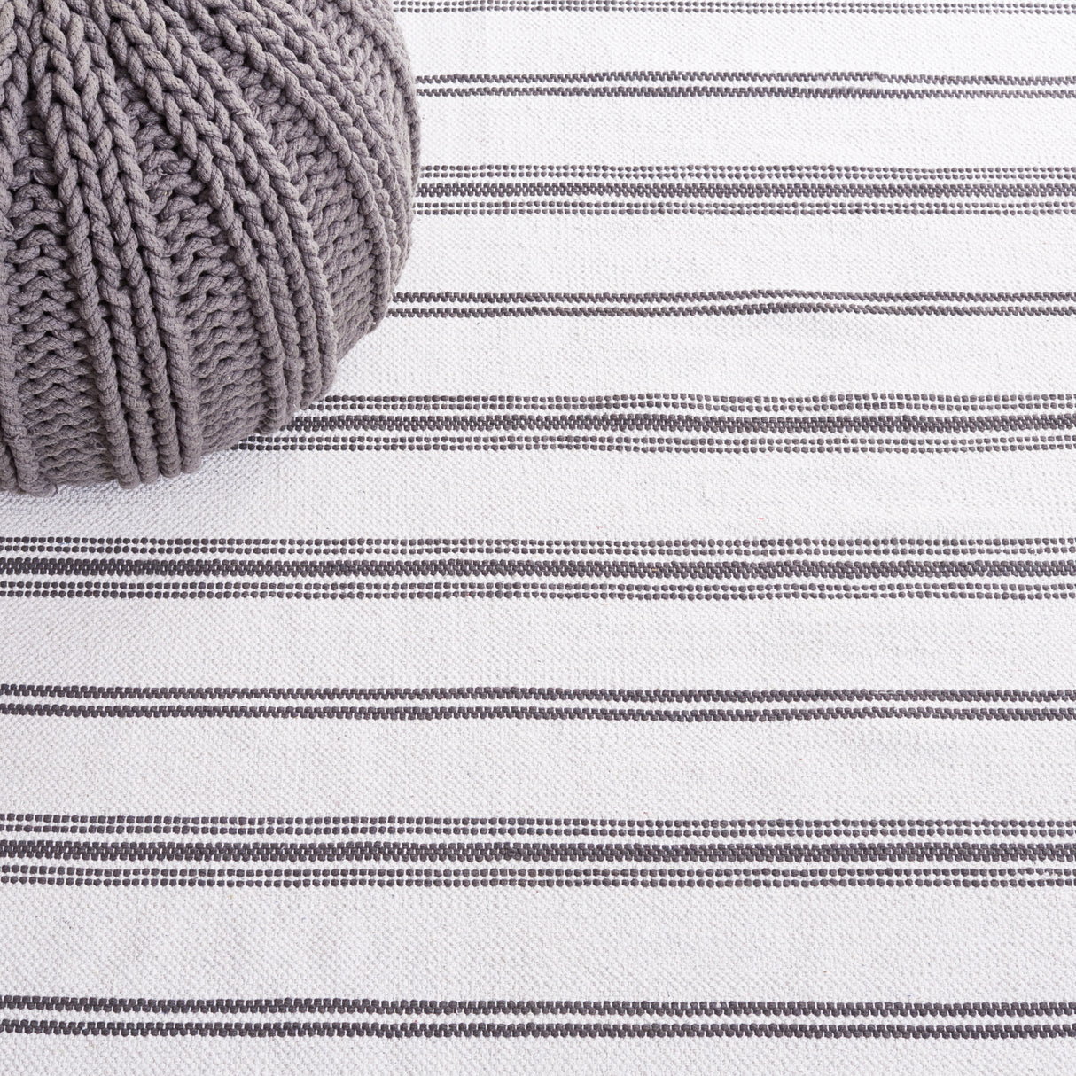 Safavieh Montauk Mtk708H Dark Grey/Ivory Rug.