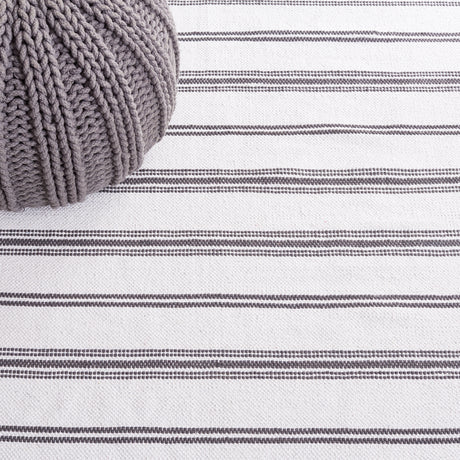 Safavieh Montauk Mtk708H Dark Grey/Ivory Rug.