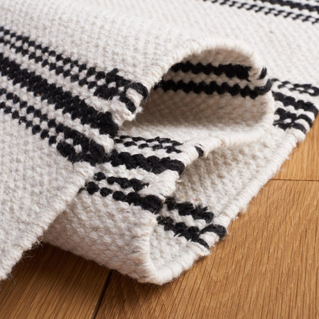 Safavieh Montauk Mtk708Z Black/Ivory Rug.