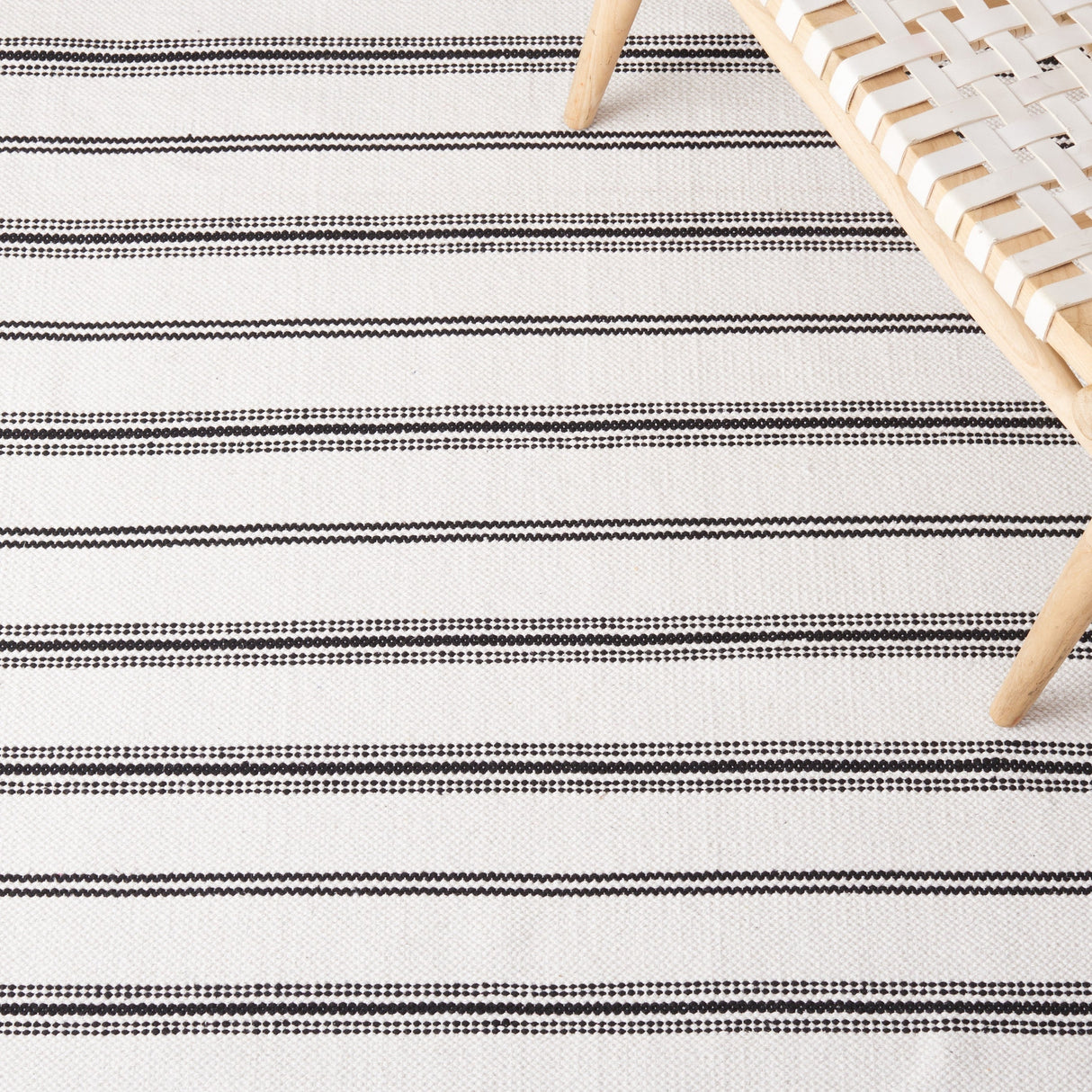 Safavieh Montauk Mtk708Z Black/Ivory Rug.