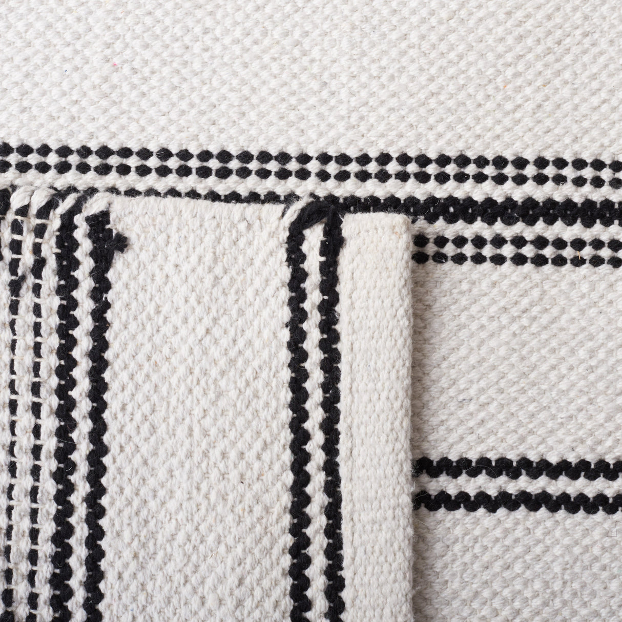 Safavieh Montauk Mtk708Z Black/Ivory Rug.