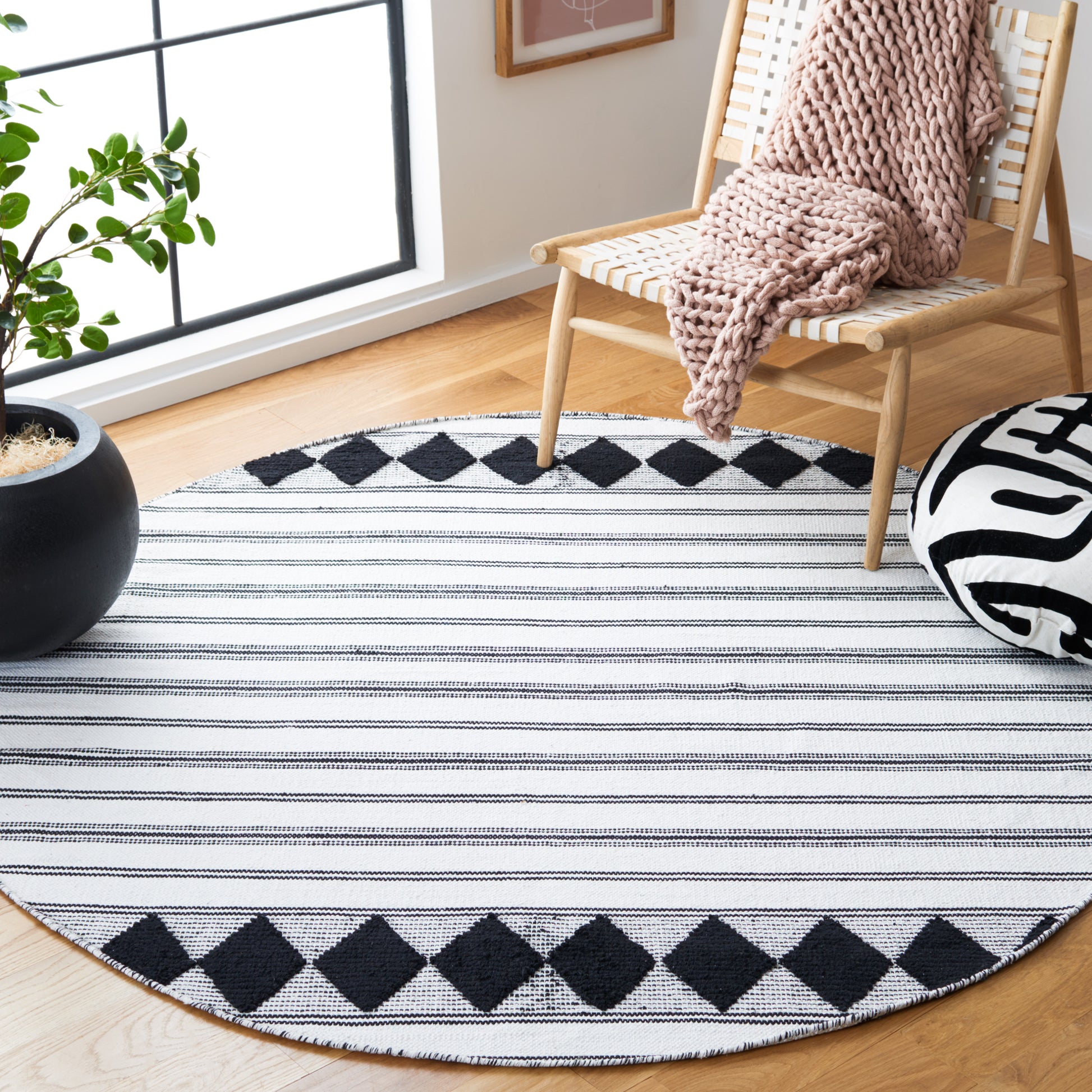 Safavieh Montauk Mtk708Z Black/Ivory Area Rug