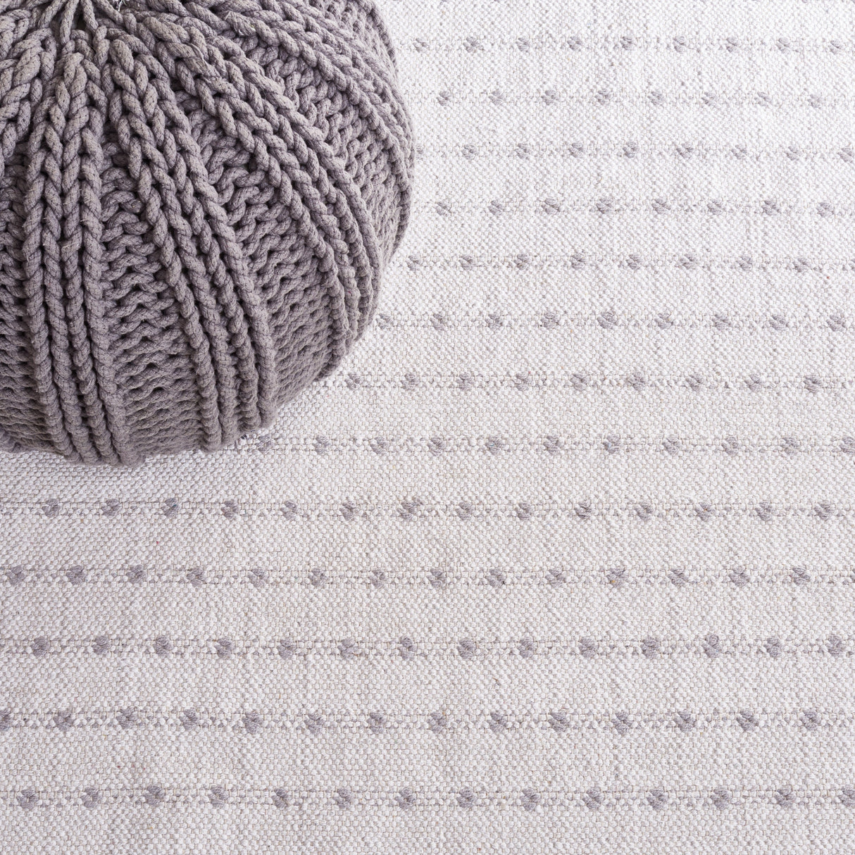 Safavieh Montauk Mtk714G Light Grey/Ivory Rug.