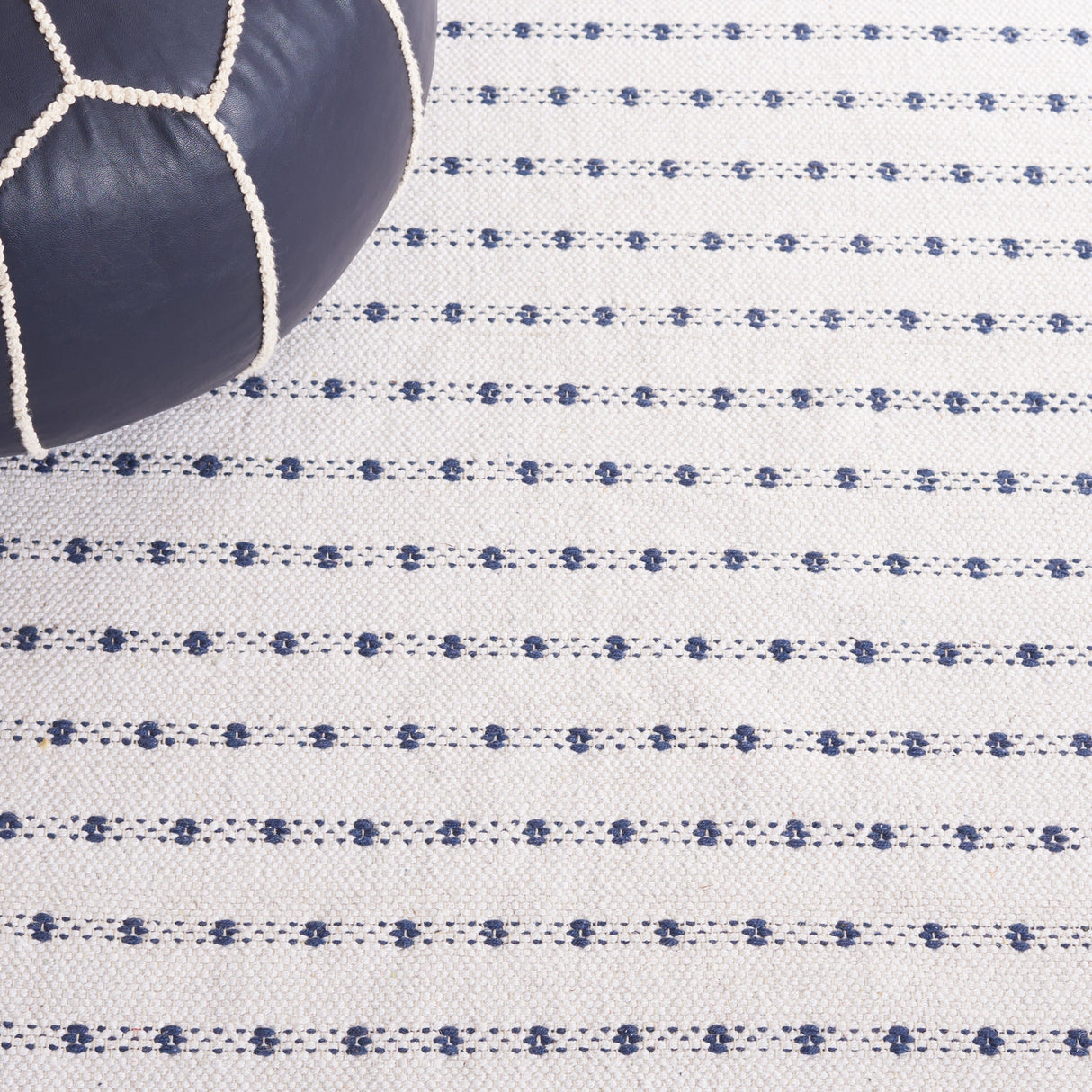 Safavieh Montauk Mtk714N Navy/Ivory Rug.