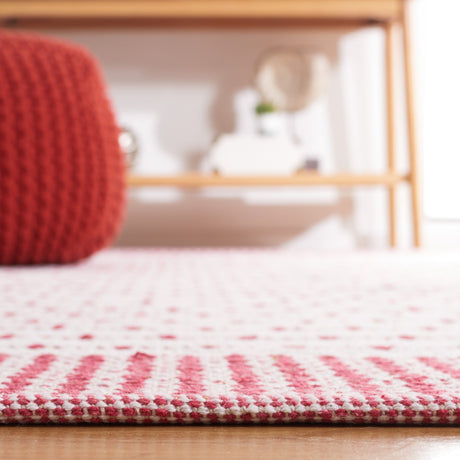 Safavieh Montauk Mtk714Q Red/Ivory Rug.
