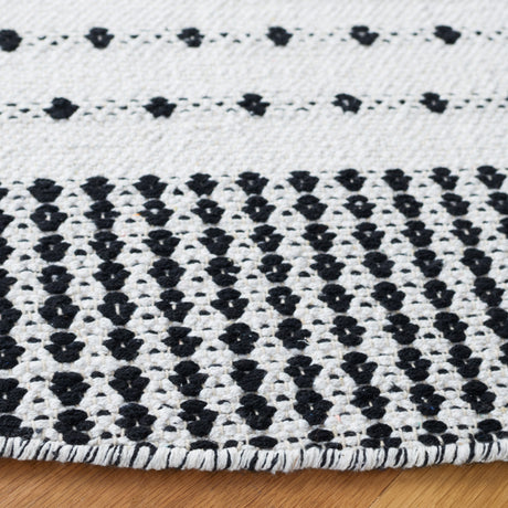 Safavieh Montauk Mtk714Z Black/Ivory Rug.