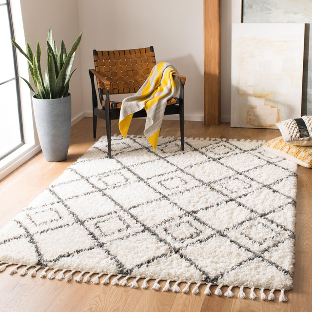 Safavieh Moroccan Tassel Shag Mts335A Ivory/Dark Grey Rug.