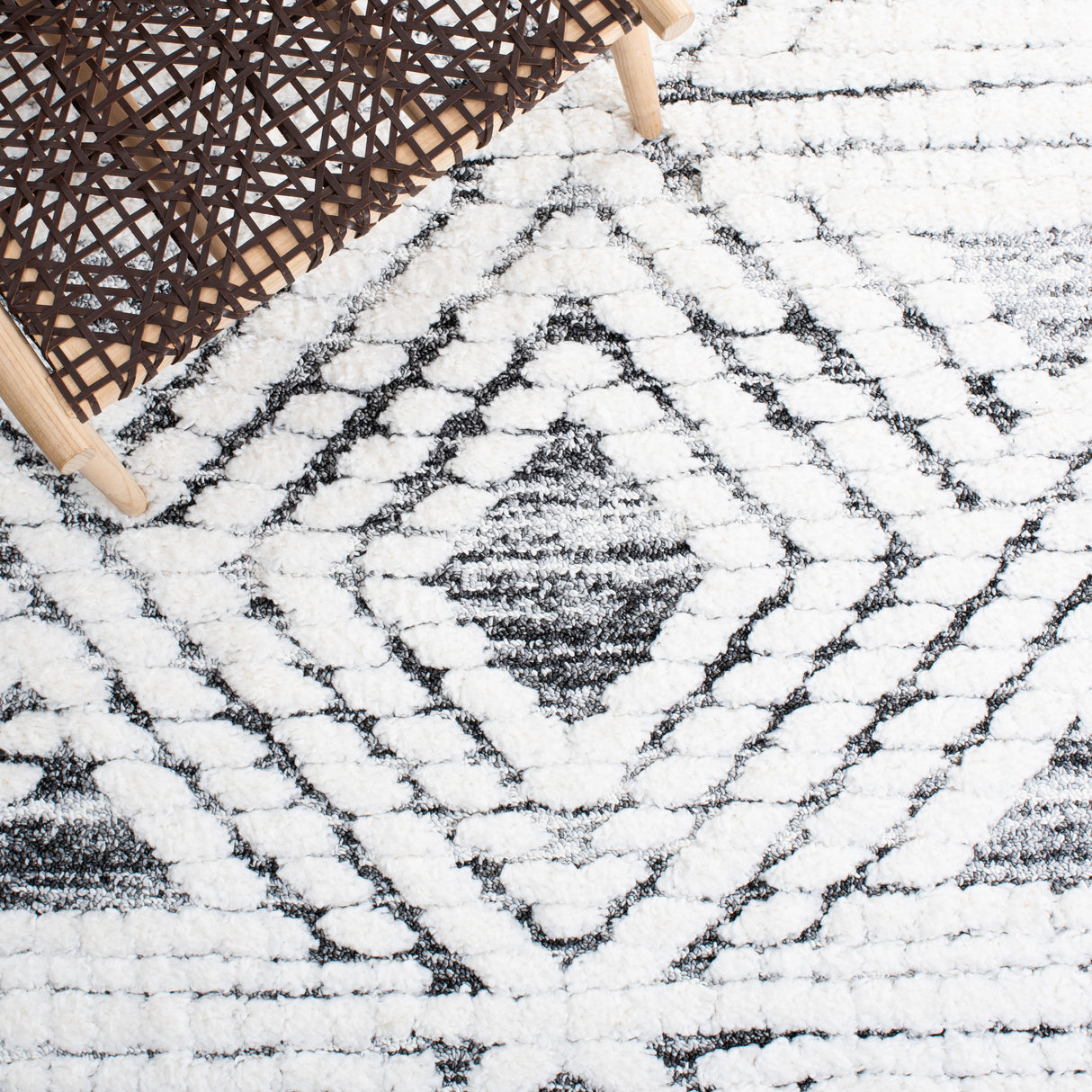 Safavieh Moroccan Tassel Shag Mts614A Ivory/Grey Rug.