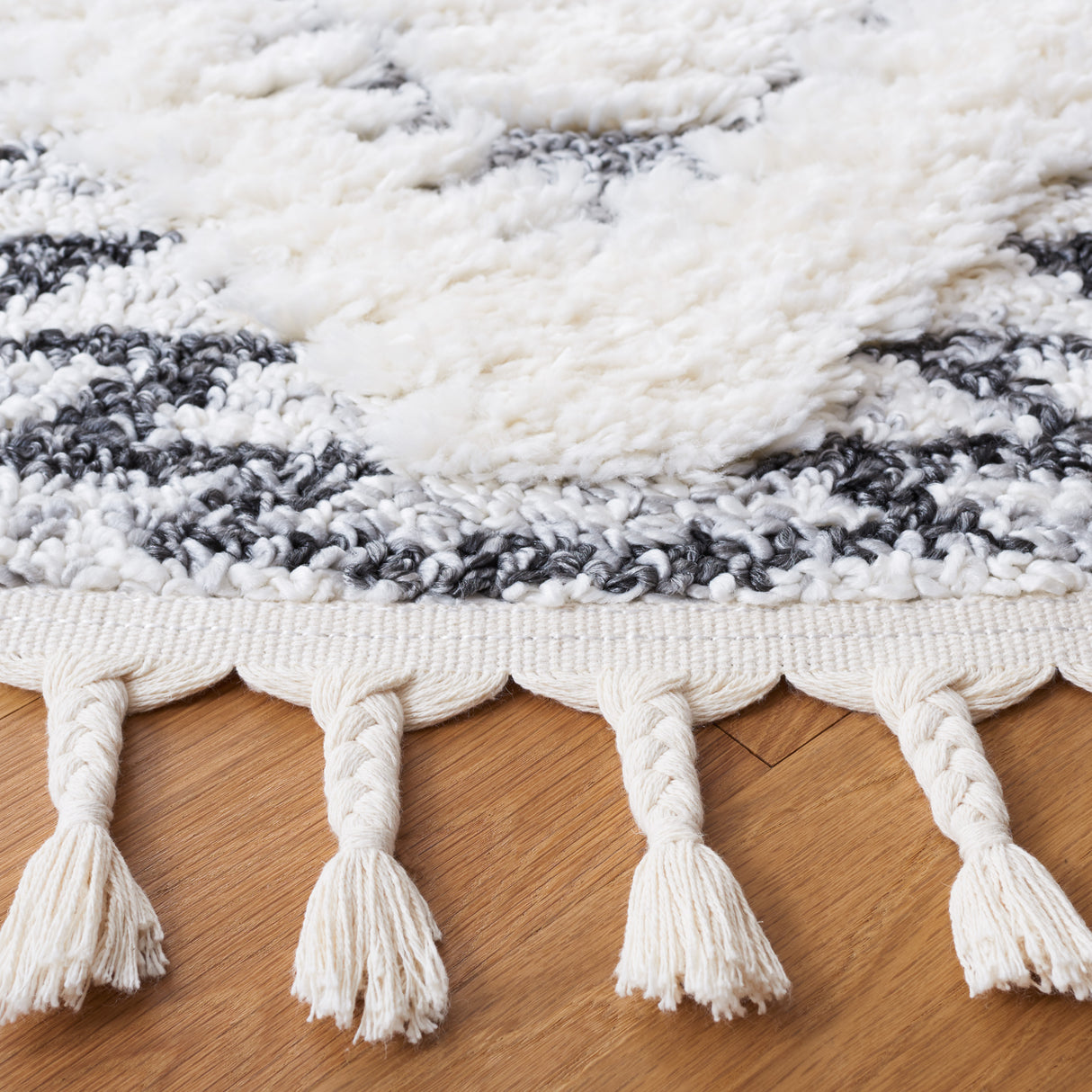Safavieh Moroccan Tassel Shag Mts616A Ivory/Grey Rug.