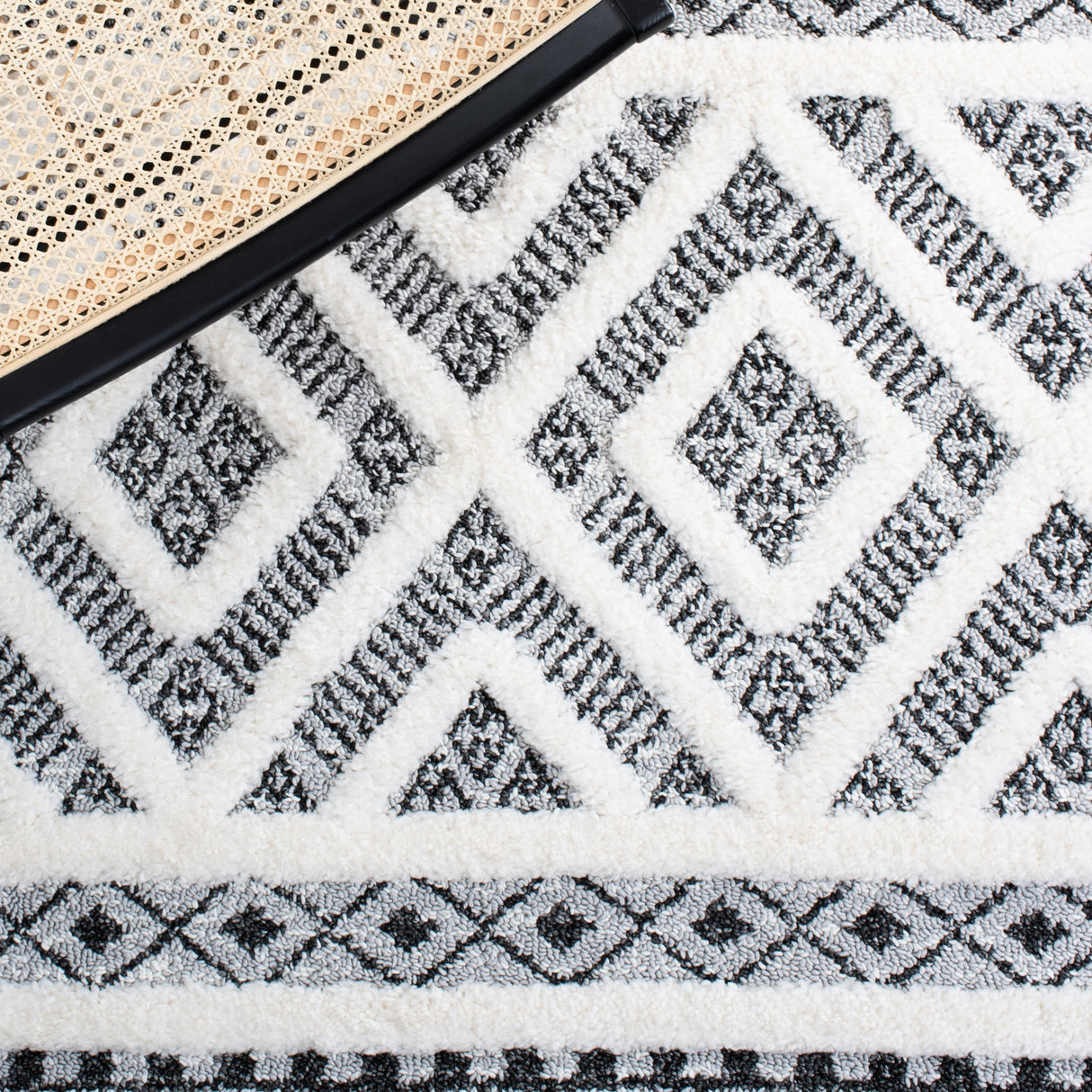 Safavieh Moroccan Tassel Shag Mts628F Grey/Ivory Rug.
