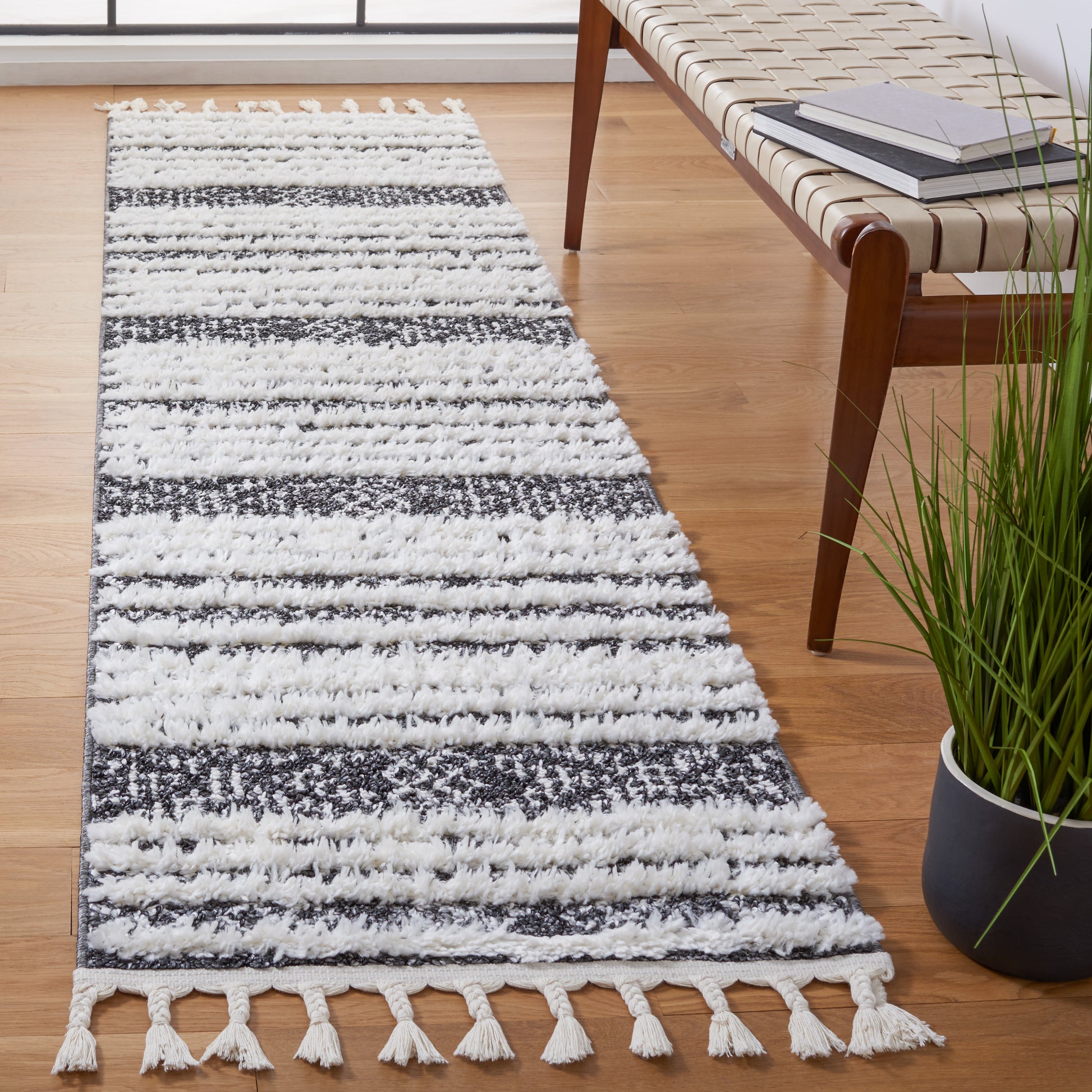 Safavieh Moroccan Tassel Shag Mts632Z Black/Ivory Area Rug