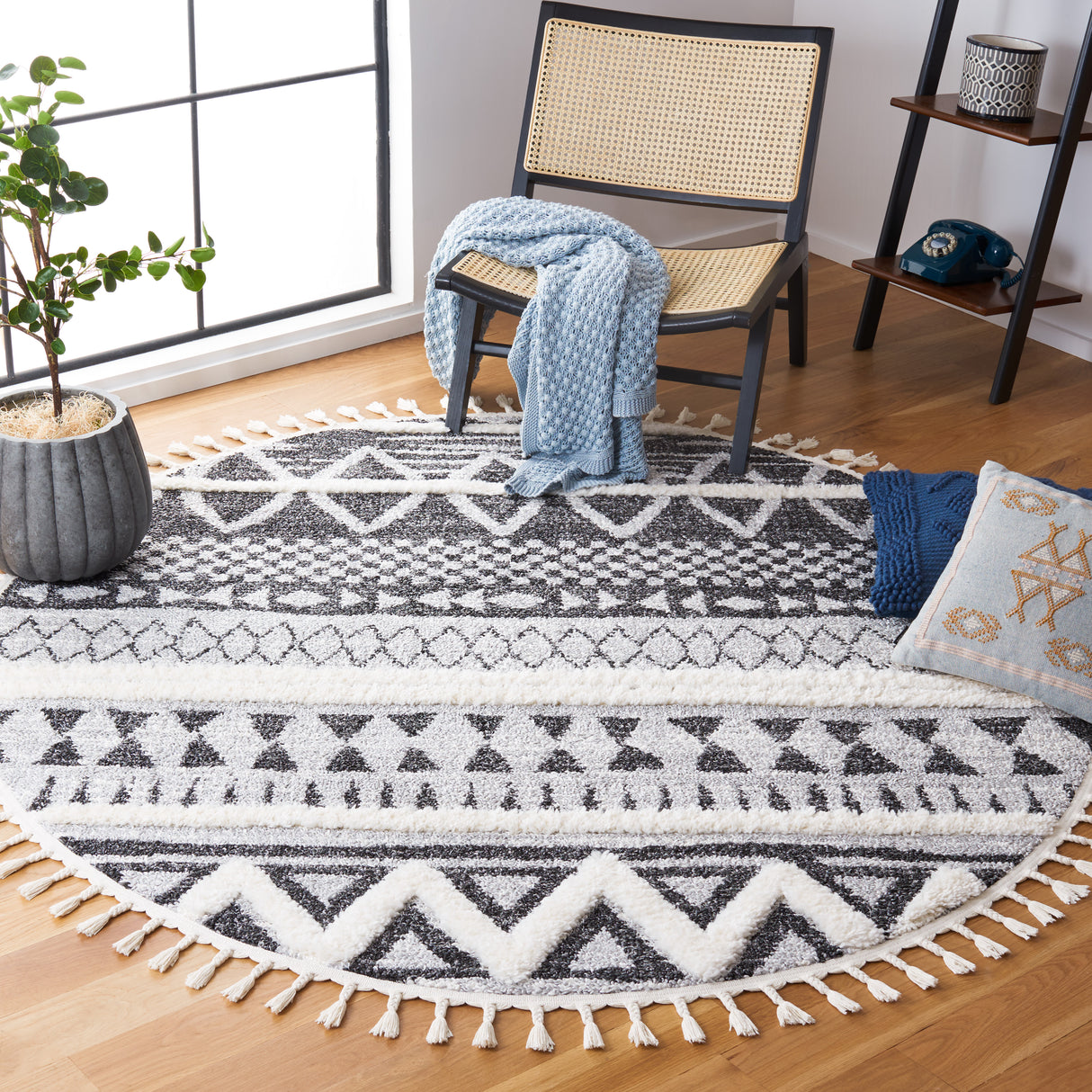 Safavieh Moroccan Tassel Shag Mts634F Grey/Black Rug.