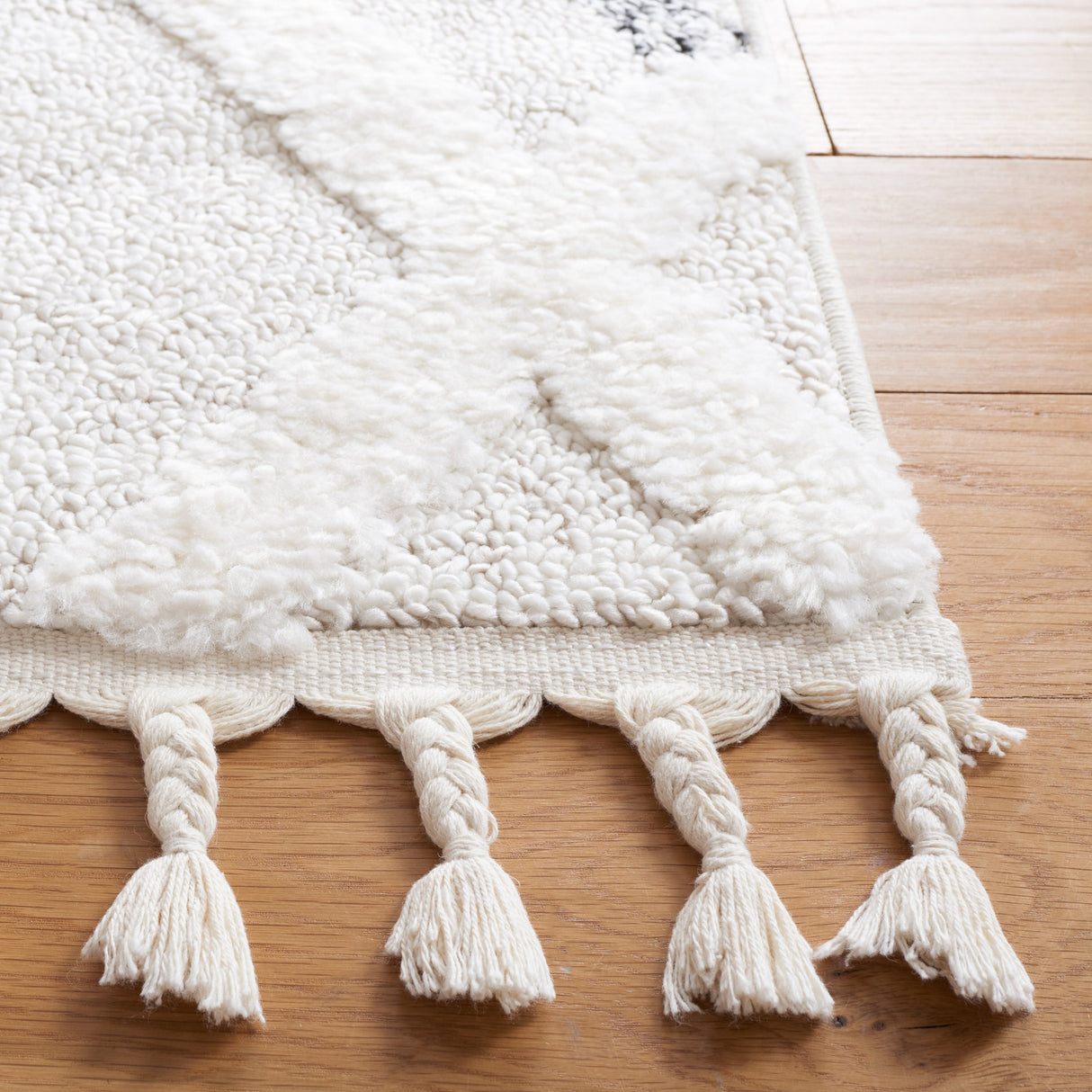 Safavieh Moroccan Tassel Shag Mts638A Beige/Grey Rug.