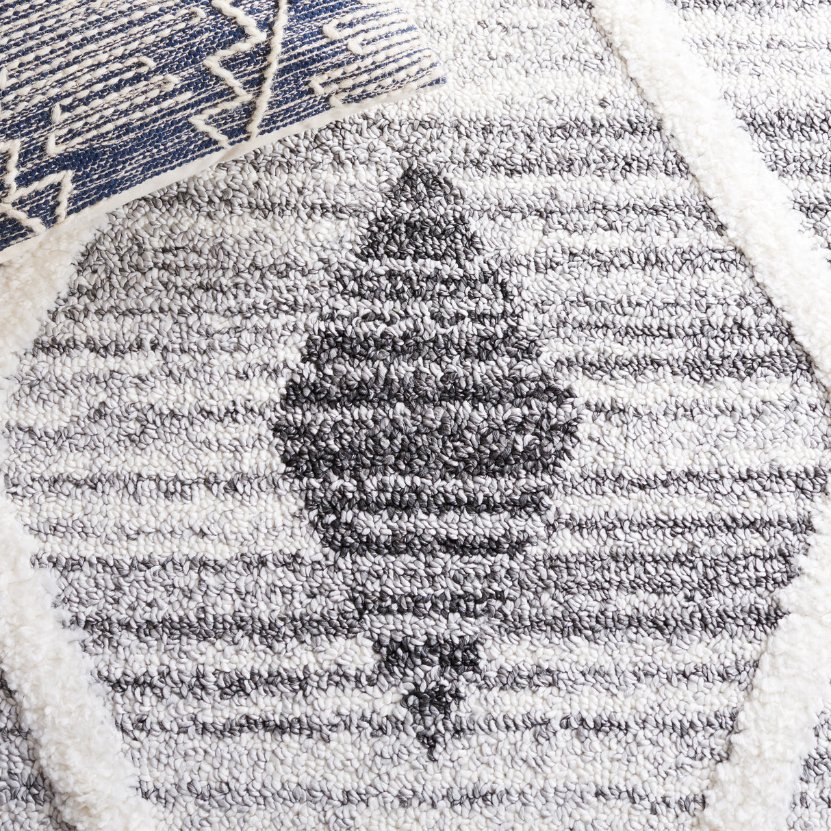 Safavieh Moroccan Tassel Shag Mts642F Grey/Ivory Rug.