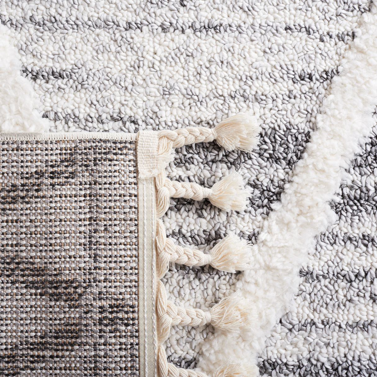 Safavieh Moroccan Tassel Shag Mts642F Grey/Ivory Rug.