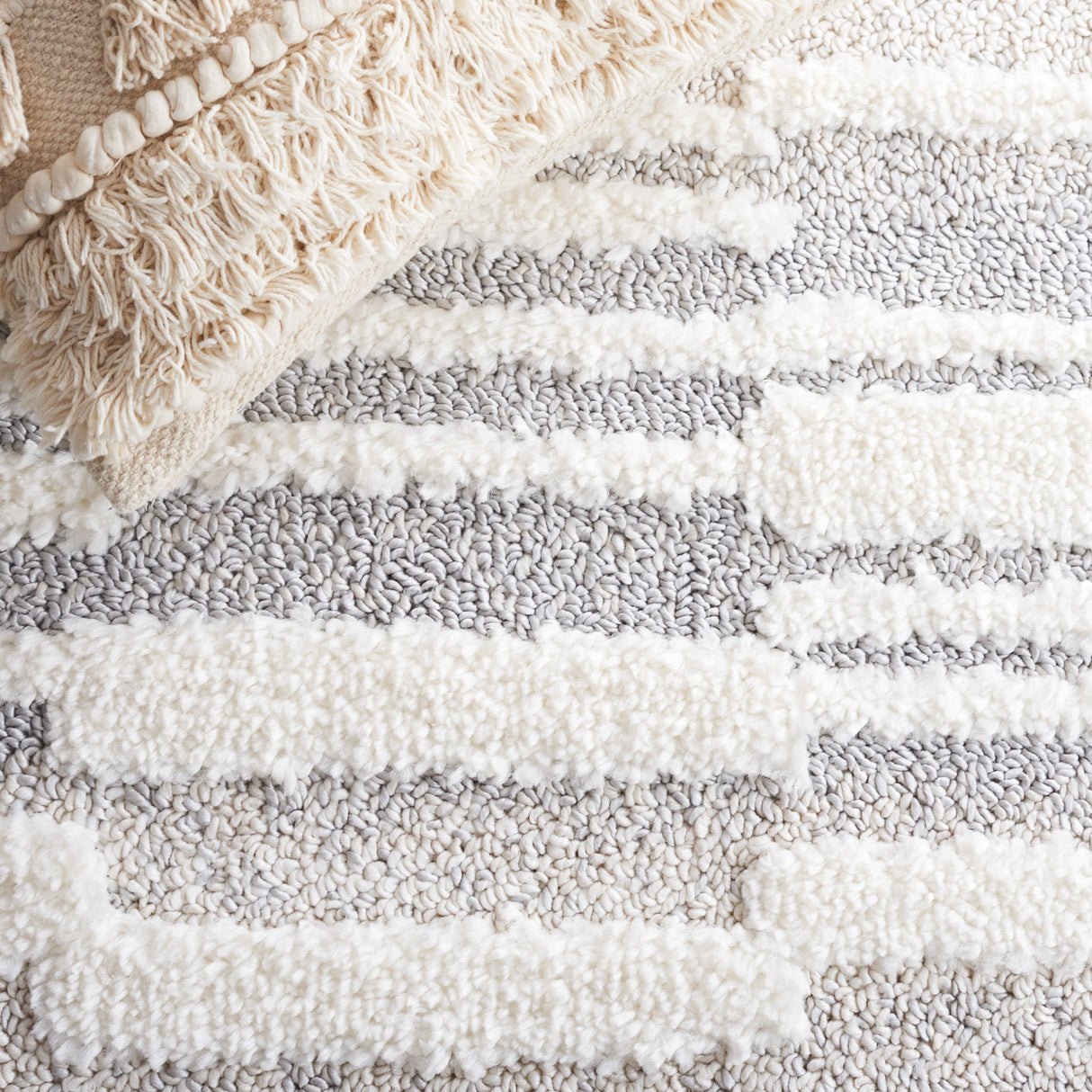 Safavieh Moroccan Tassel Shag Mts646A Beige/Ivory Rug.
