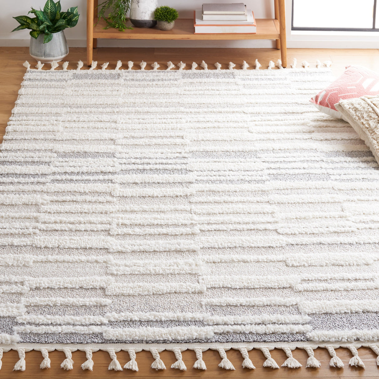 Safavieh Moroccan Tassel Shag Mts646A Beige/Ivory Rug.