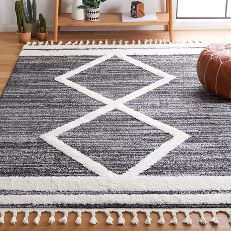 Safavieh Moroccan Tassel Shag Mts650Z Black/Ivory Rug.