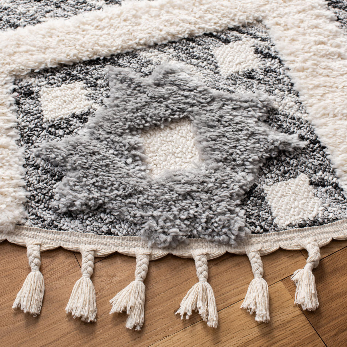 Safavieh Moroccan Tassel Shag Mts664G Grey/Ivory Rug.