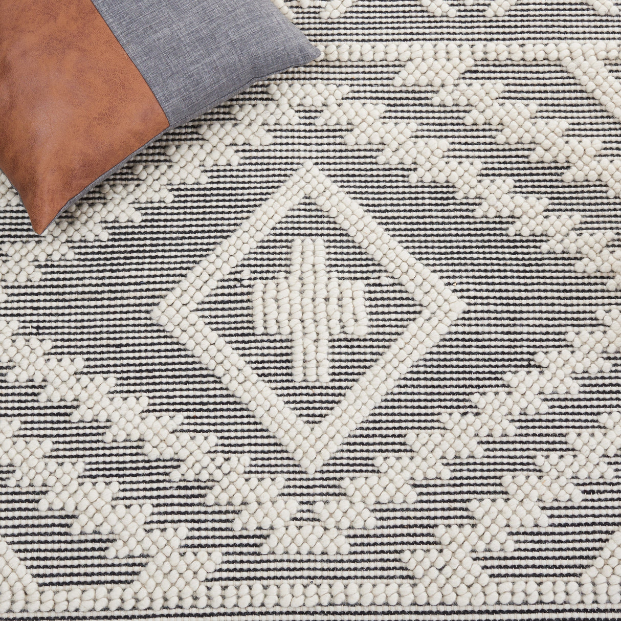 Safavieh Natura Nat275Z Black/Ivory Rug.