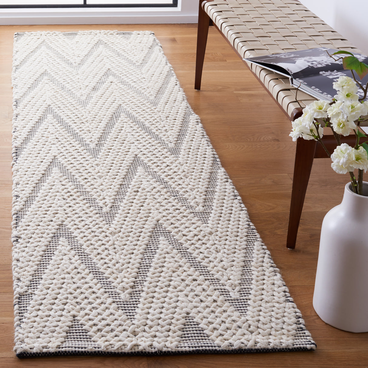 Safavieh Natura Nat279A Ivory/Black Rug.