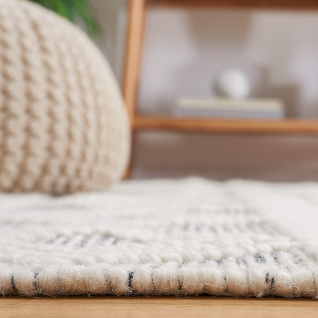 Safavieh Natura Nat307A Ivory/Black Rug.