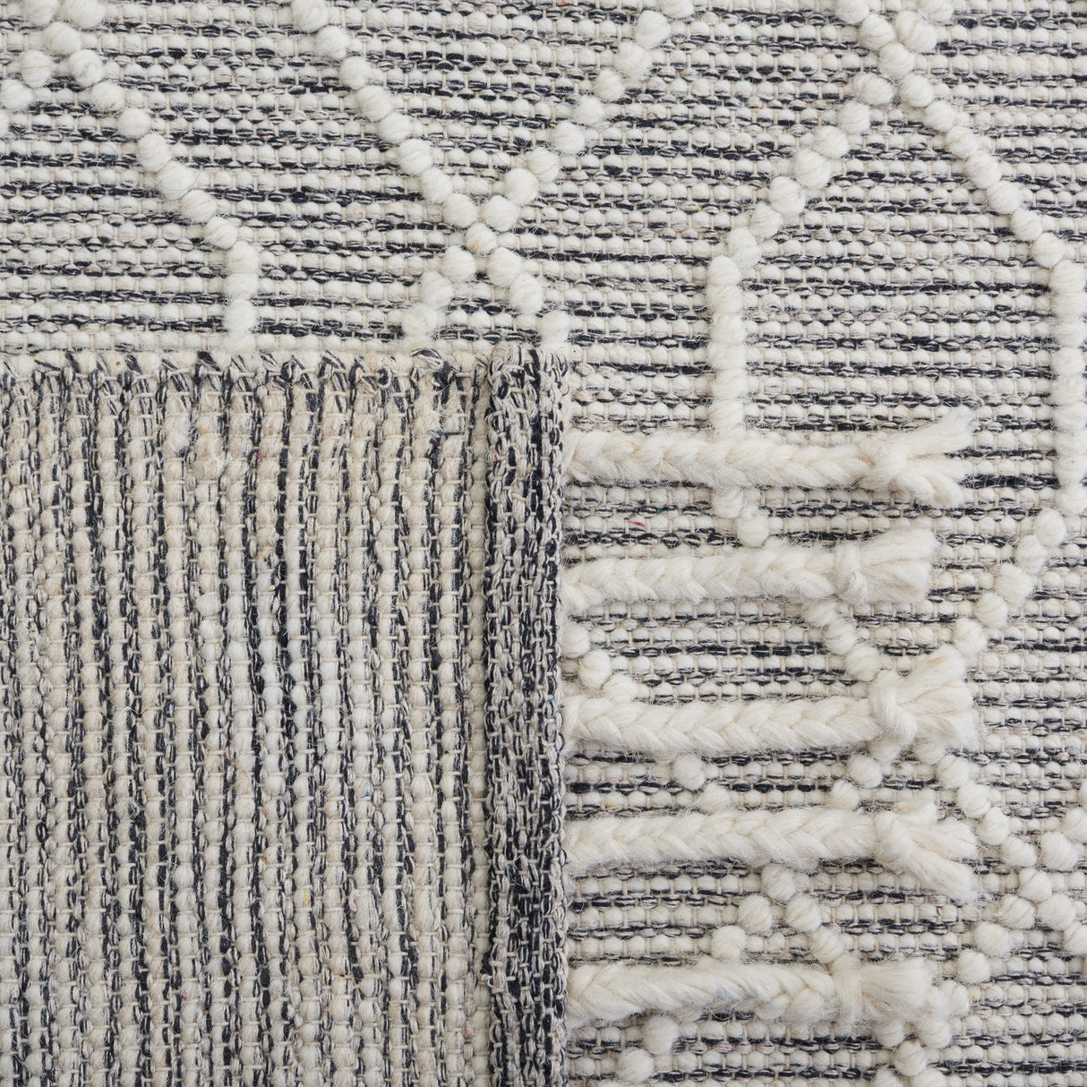 Safavieh Natura Nat323A Ivory/Black Rug.