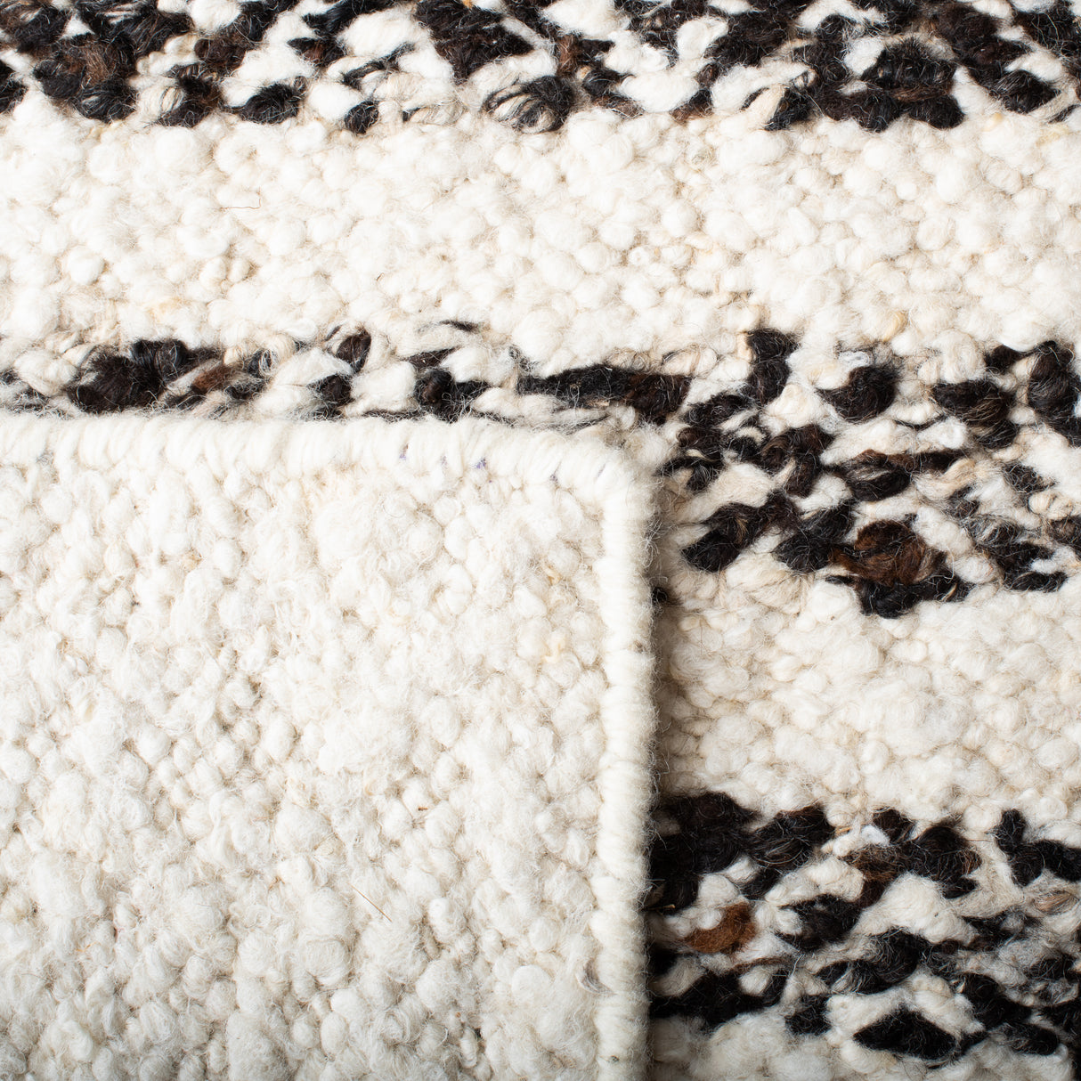 Safavieh Natura Nat329Z Black/Ivory Rugs.