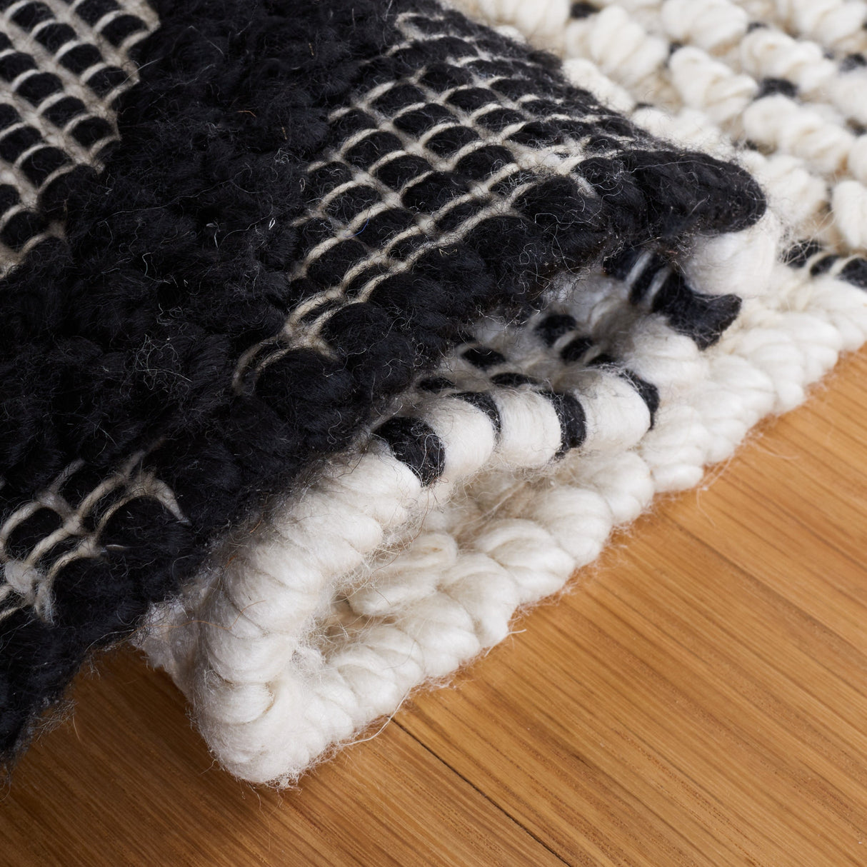 Safavieh Natura Nat334A Ivory/Black Rug.